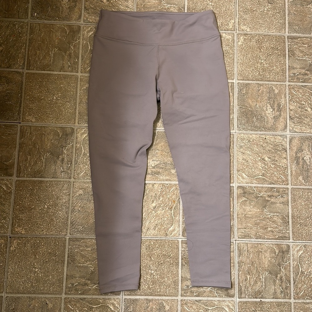 Fabletics mid rise Capri - Picture 2 of 3